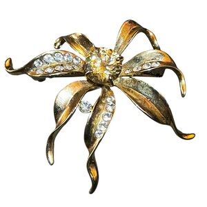 Vintage Gold Tone Flower Floral Brooch with Rhinestones